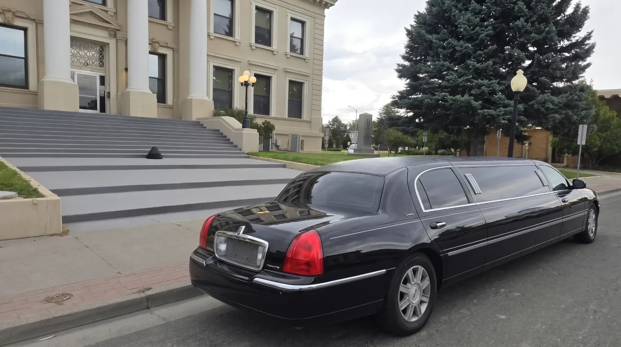 Lincoln Town Car Limousine, black (5)
