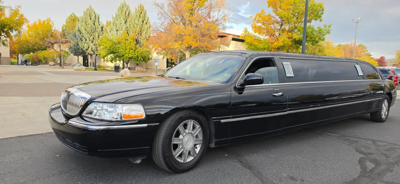 Lincoln Town Car Limousine, black (3)