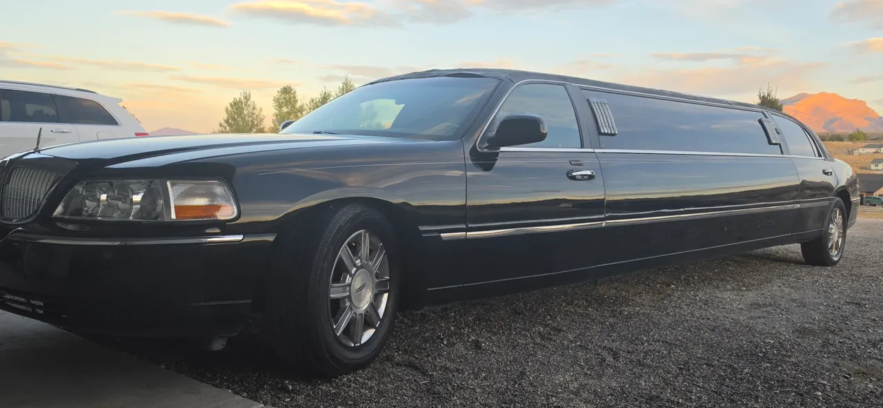 Lincoln Town Car Limousine, black (4)