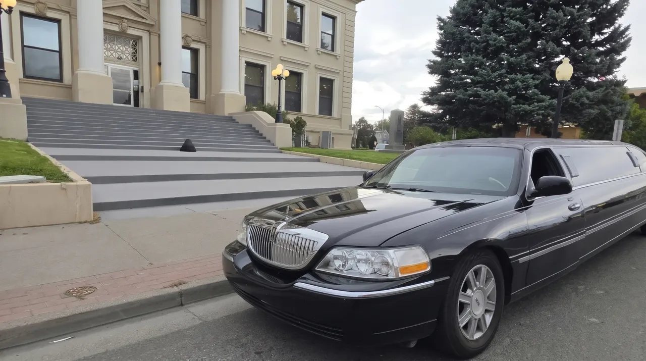Lincoln Town Car Limousine, black (2)