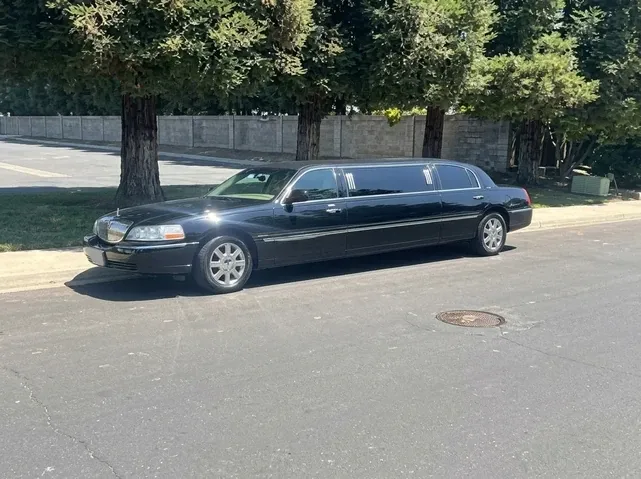Lincoln Town Car Limousine, black – for rent