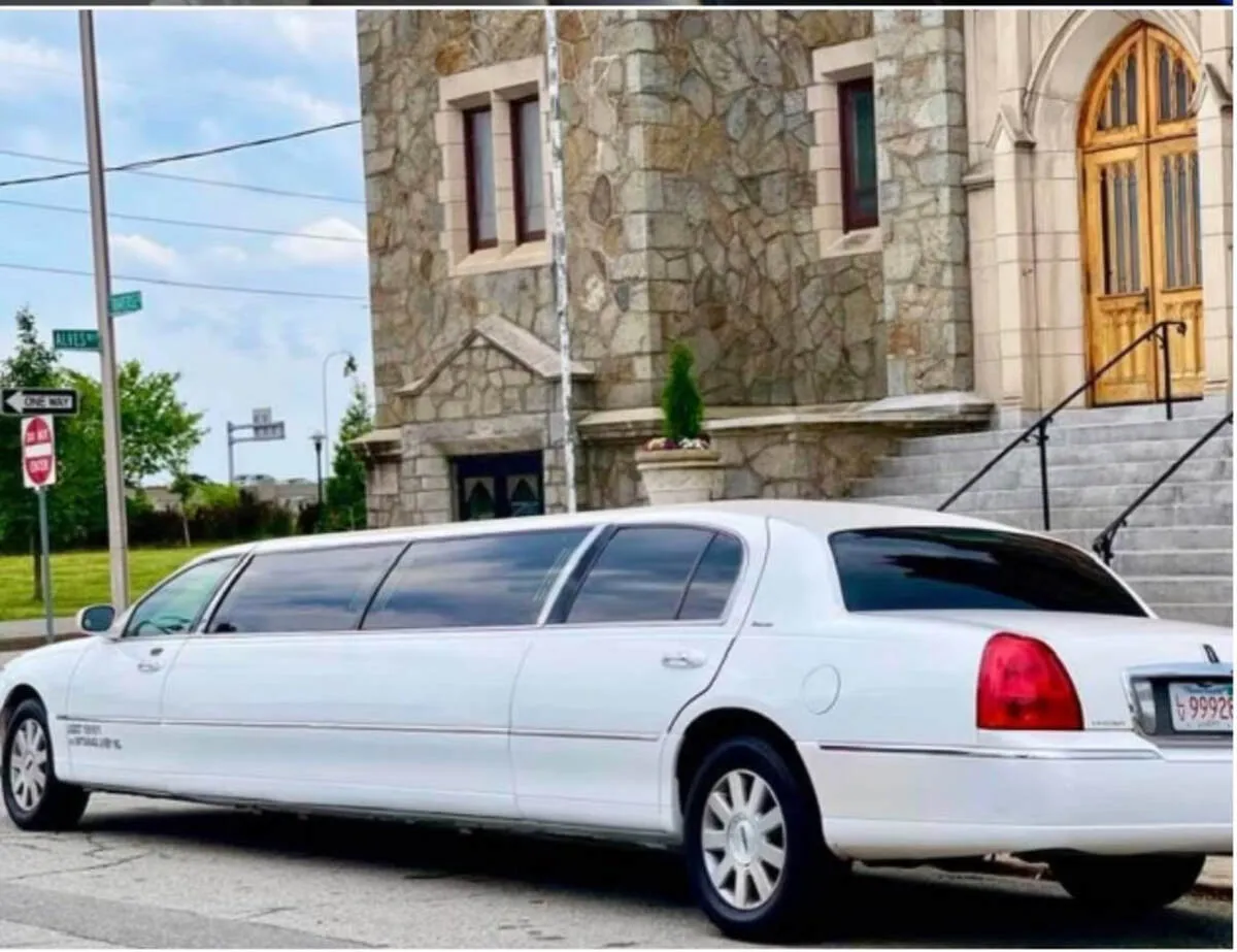 White Lincoln Town CAR Limousine with tinted windows for limo rental