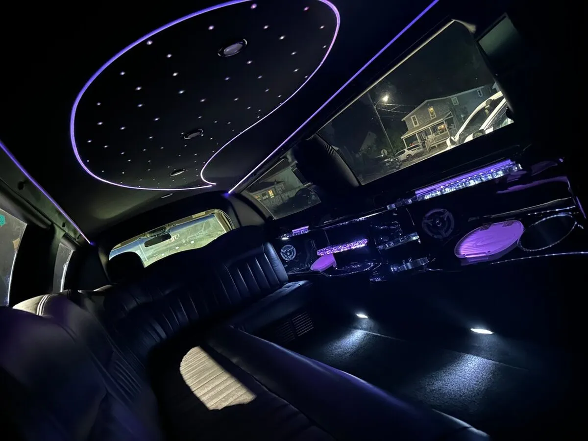 White Lincoln Town CAR Limousine #4, photo 2 for limo rental White Lincoln Town CAR Limousine #4, photo 2 for limo rental