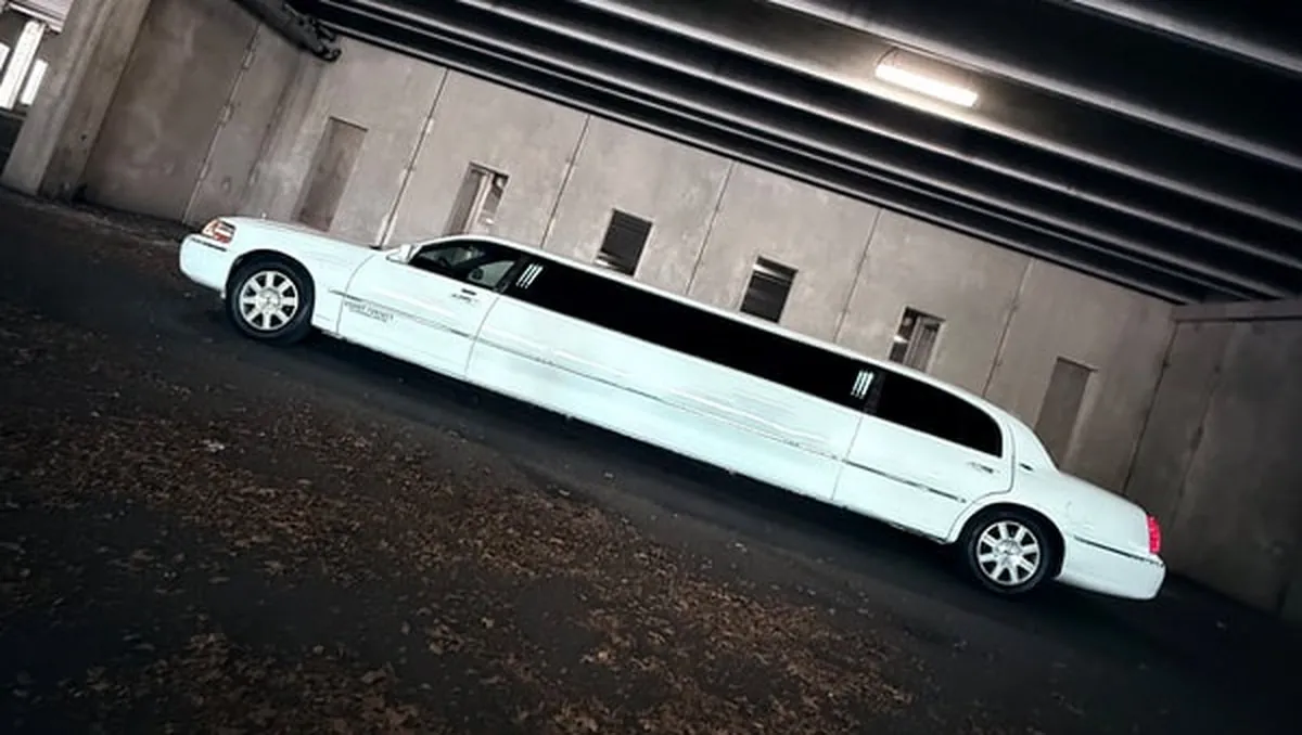 White Lincoln Town CAR Limousine #4 for limo rental White Lincoln Town CAR Limousine #4 for limo rental