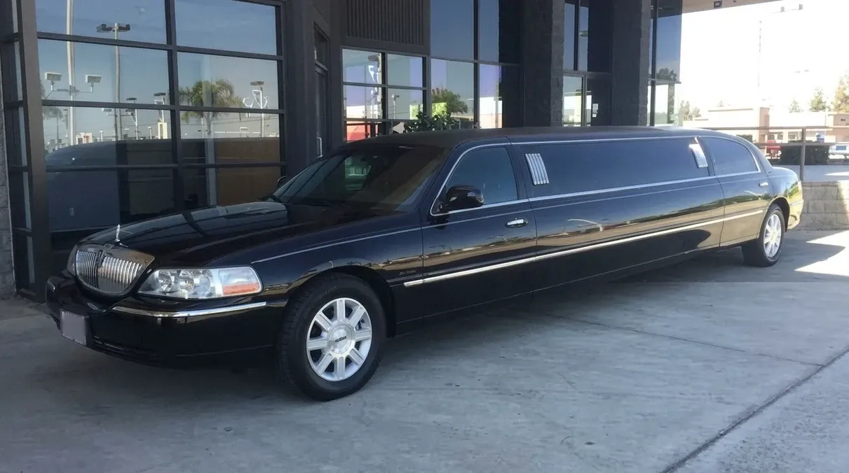 Lincoln Town Car Limousine Lincoln Town Car Limousine, black – for rent