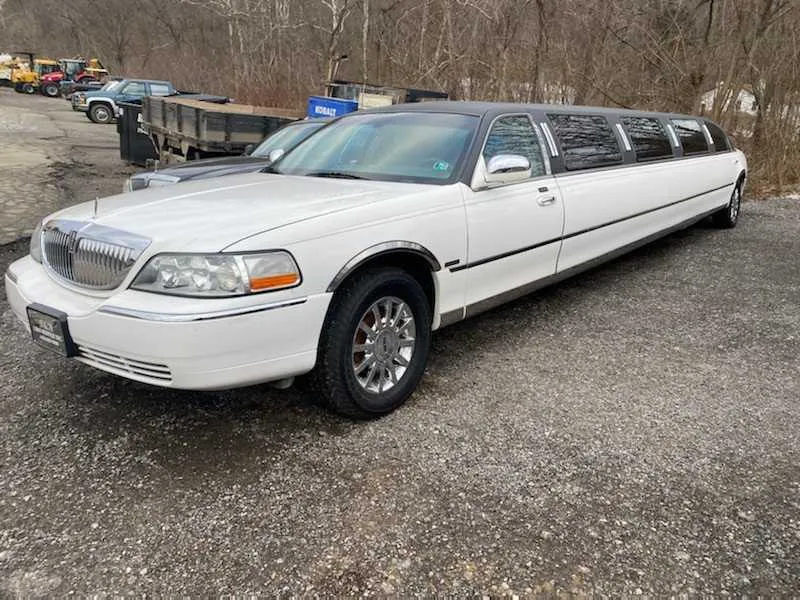 Lincoln Towncar White Lincoln Towncar with tinted windows for limo rental