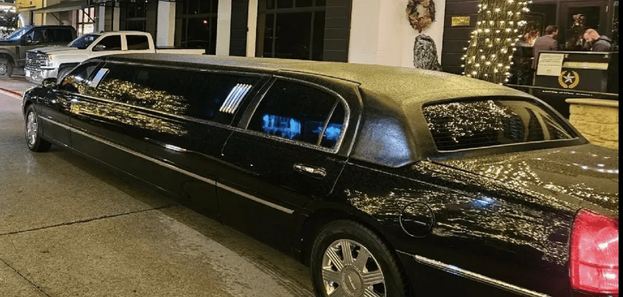Black Lincoln Towncar with tinted windows for limo rental