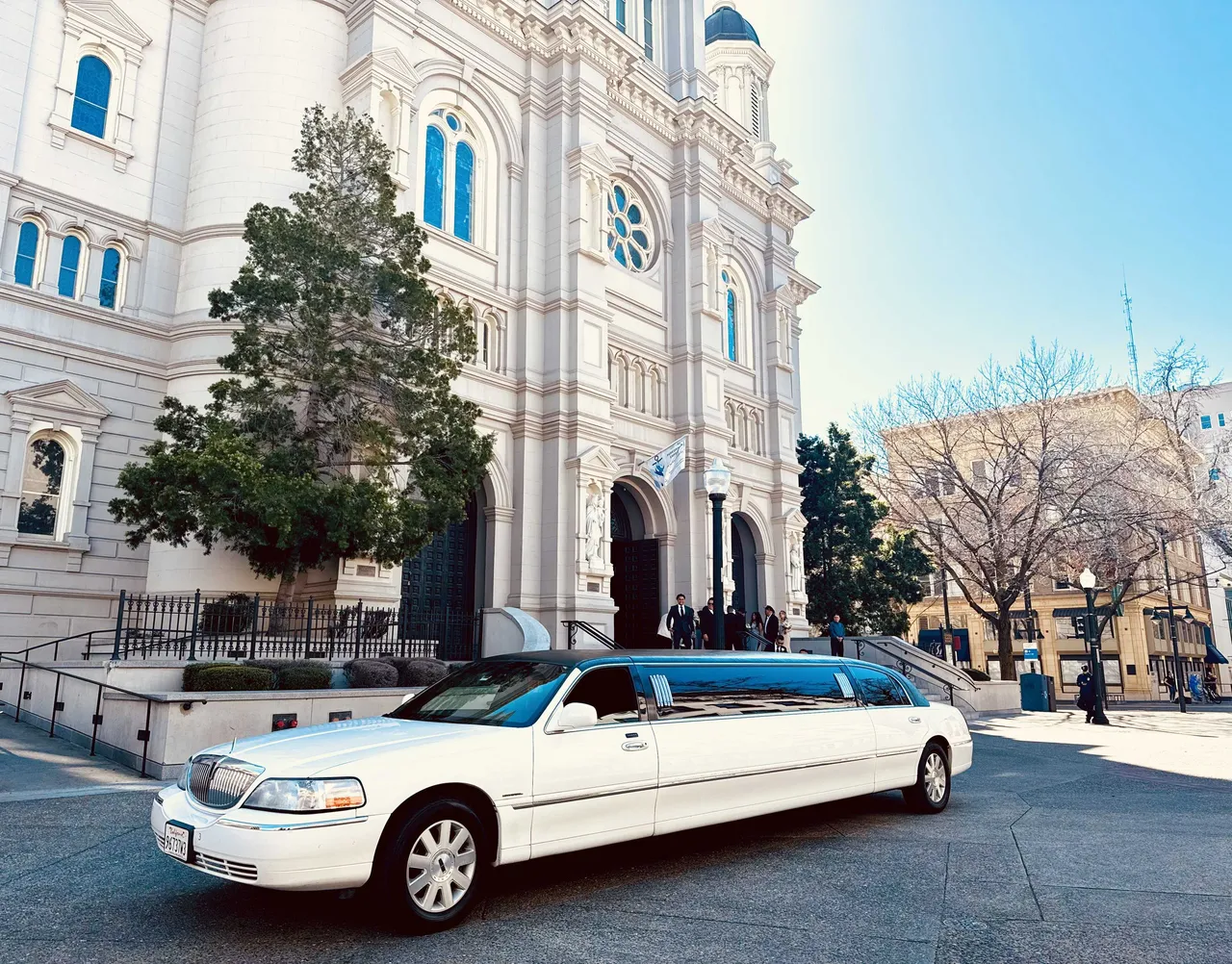 Lincoln Towncar Limo White Lincoln Towncar Limo with tinted windows for limo rental