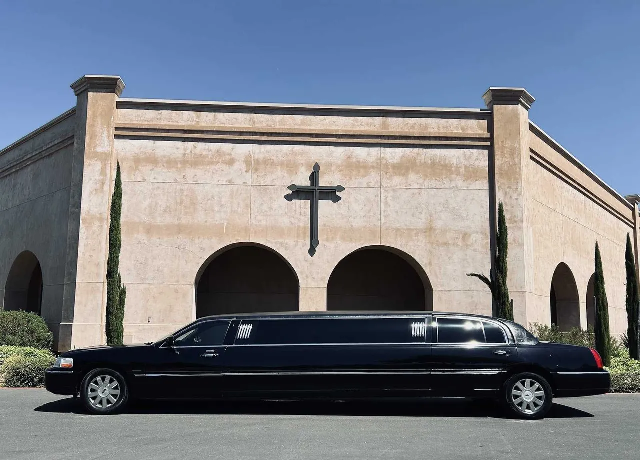 Black Lincoln Towncar Limo with tinted windows for limo rental