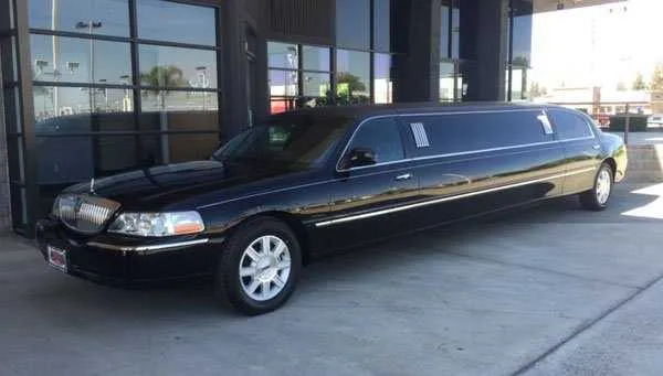 Black Lincoln Town Car Limousine Lincoln Town Car Limousine, black – tinted windows