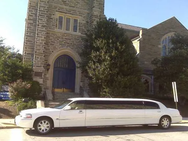 Lincoln Towncar Limousine White Lincoln Towncar Limousine for limo rental