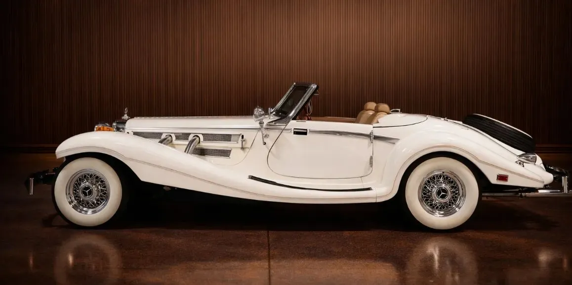 White Mercedes Benz 500k exterior with convertible roof, photo 3 for wedding car rental