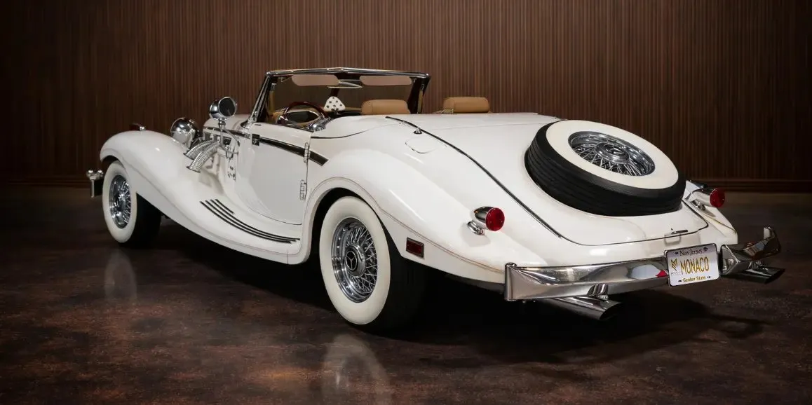 White Mercedes Benz 500k exterior with convertible roof, photo 4 for wedding car rental