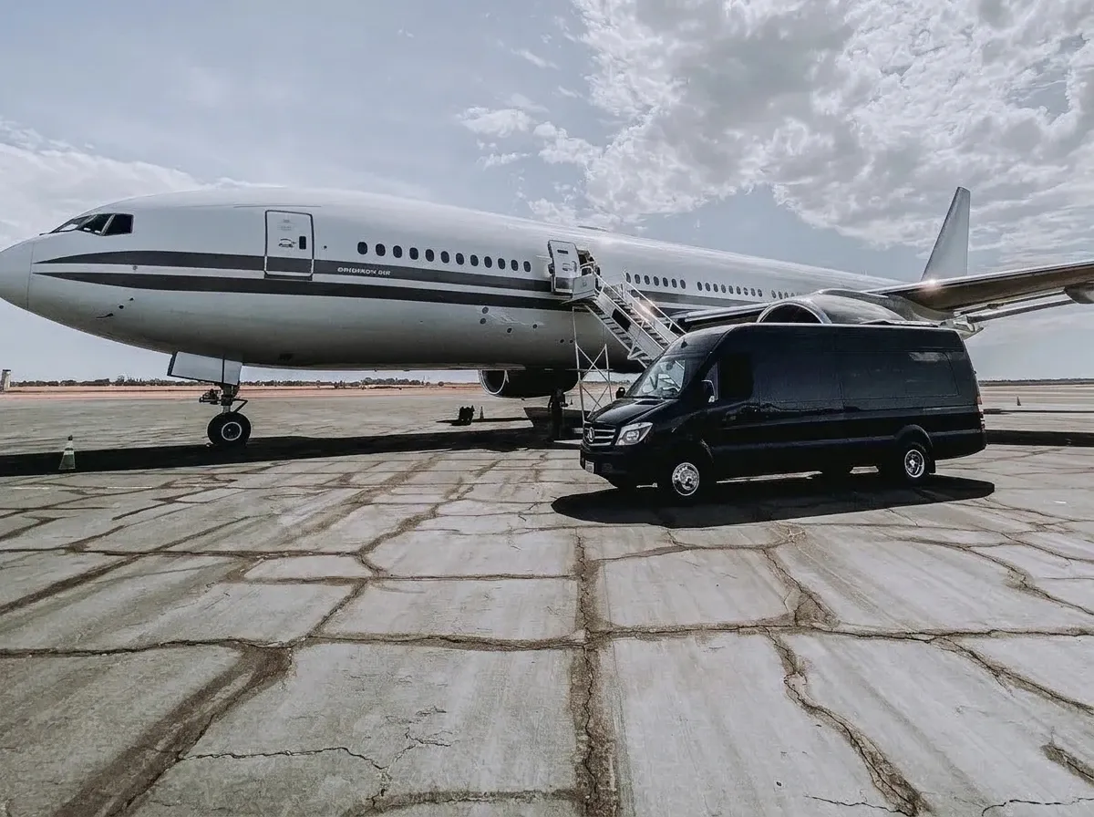 Mercedes-Benz Limousine Sprinter Party Van Mercedes-Benz Limousine Sprinter Party Van, black – for rent