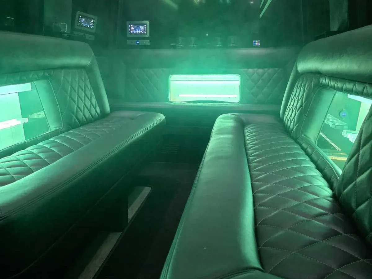 Mercedes-Benz Limousine Sprinter, black – for rent