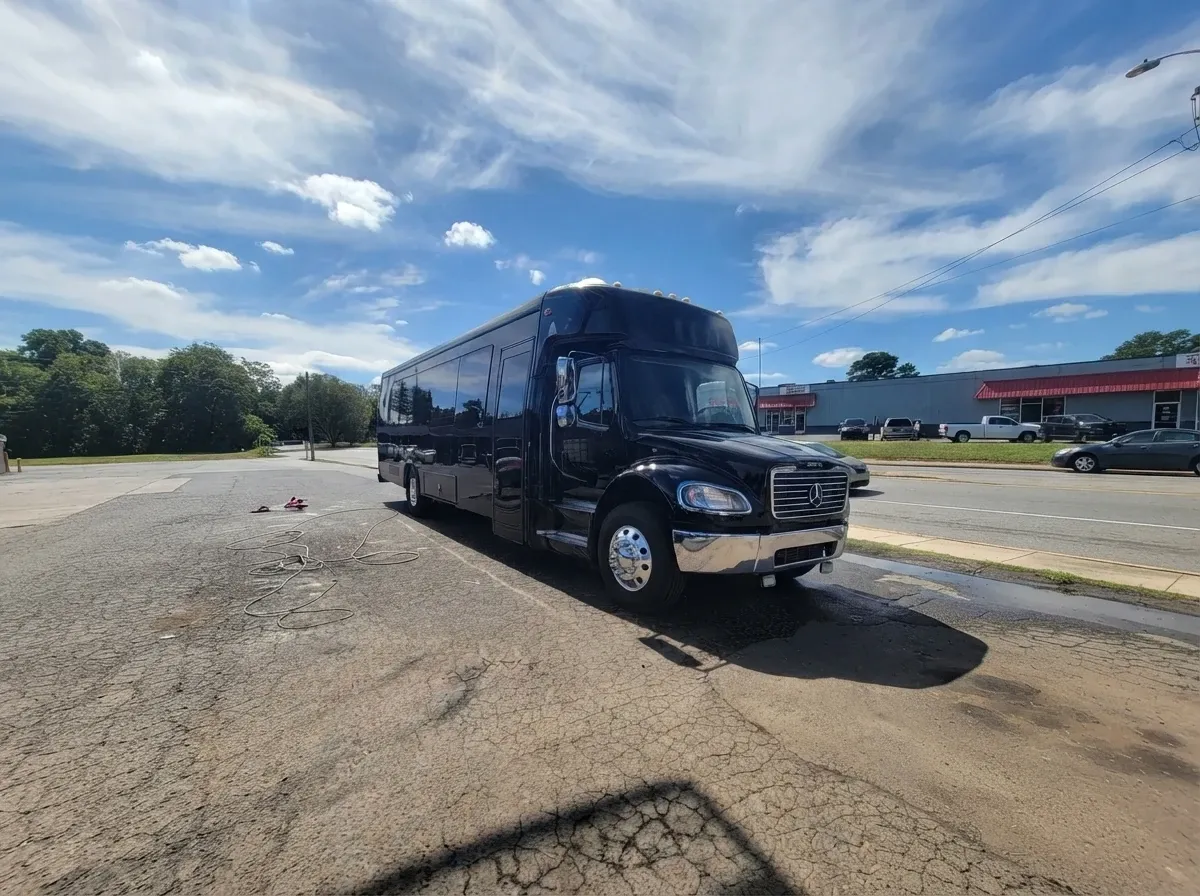 Mercedes-Benz Party Buses Mercedes-Benz Party Buses, black – for rent