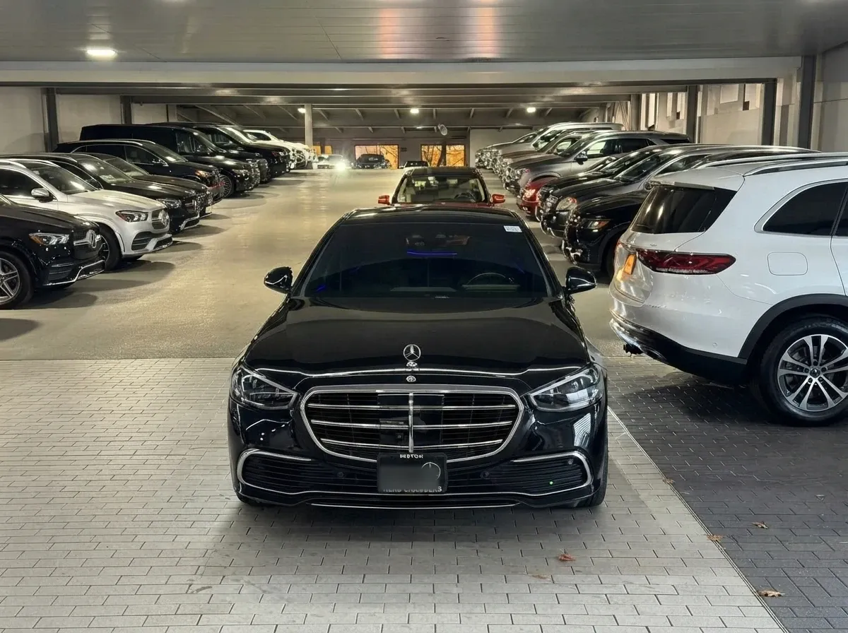 Black Mercedes-Benz S-Class Mercedes-Benz S-Class, black – for rent