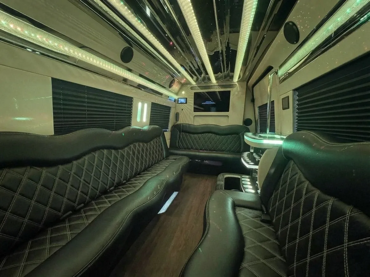 Black Mercedes-Benz Sprinter Limousine Mercedes-Benz Sprinter Limousine, black – for rent