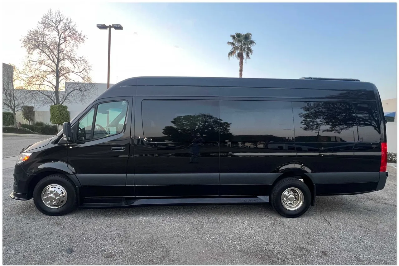 Mercedes-Benz Sprinter Limousine, black – for rent