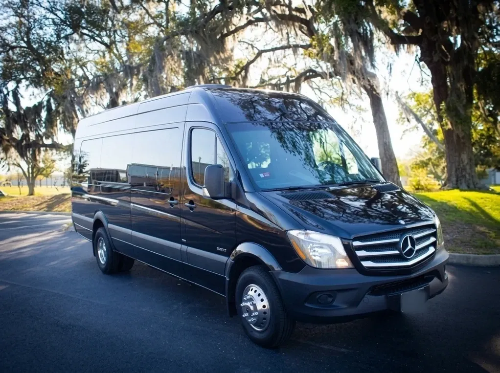 Mercedes-Benz Sprinter Limousine, black – for rent