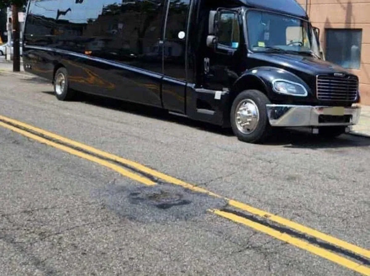 Black 40 Passenger Motorcoach 40 Passenger Motorcoach, black – for rent