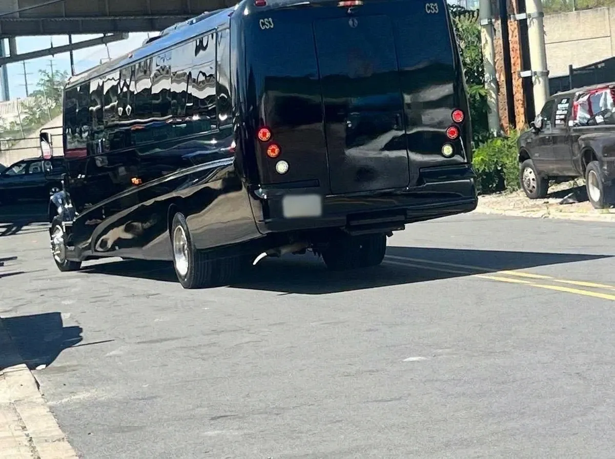 40 Passenger Motorcoach, black (2)