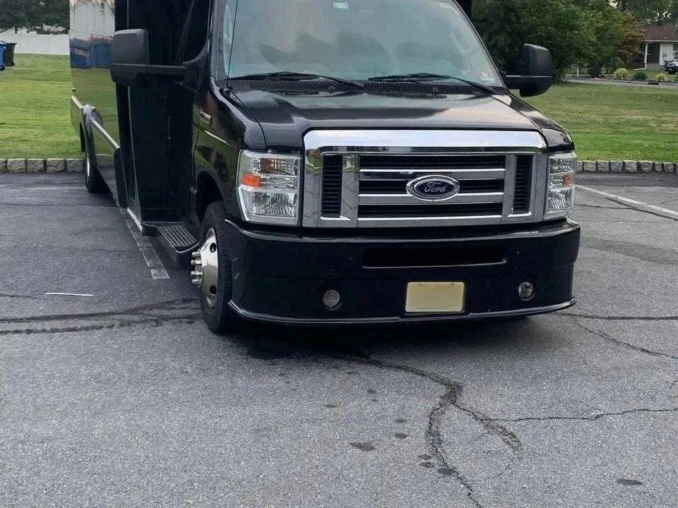 25 Passenger Party Bus, black – for rent