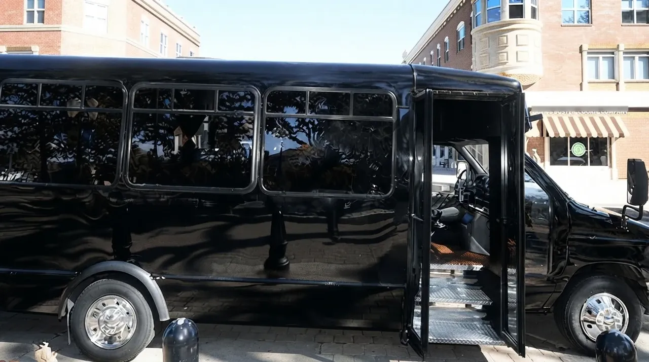 Black 18 Passenger Party Bus 18 Passenger Party Bus, black – for rent