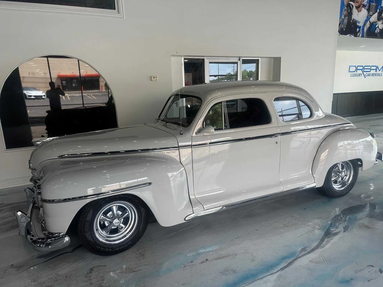 Silver Plymouth Classic exterior, photo 2 for wedding car rental Silver Plymouth Classic exterior, photo 2 for wedding car rental
