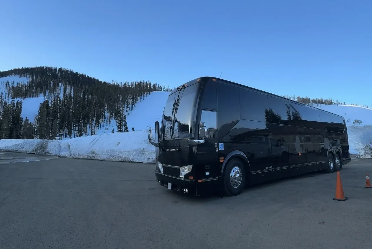 Prevost Motorcoach, black (2)