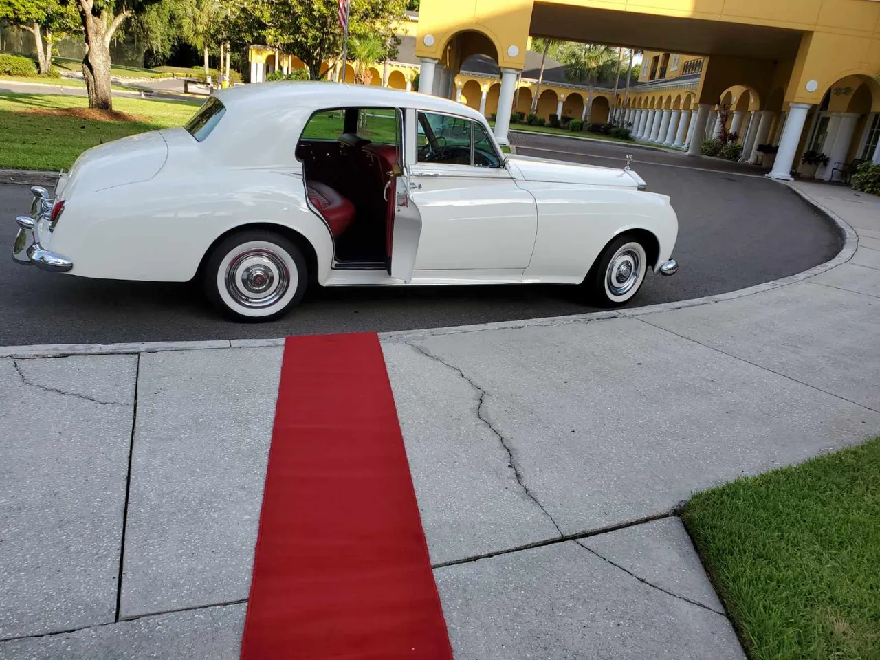 White Rolls Royce Cloud White Rolls Royce Cloud for wedding car rental