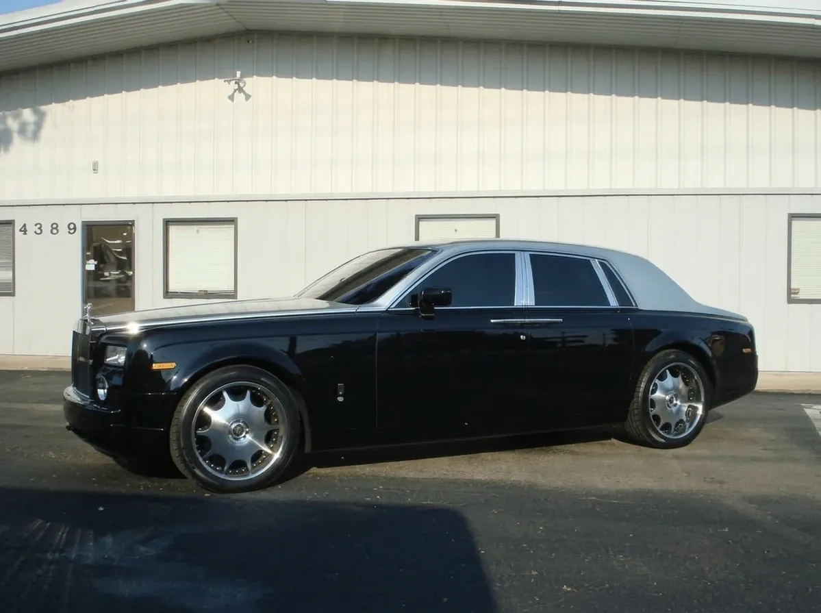 Rolls-Royce Phantom Black (2)