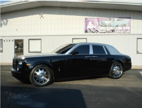Rolls-Royce Phantom Black outside