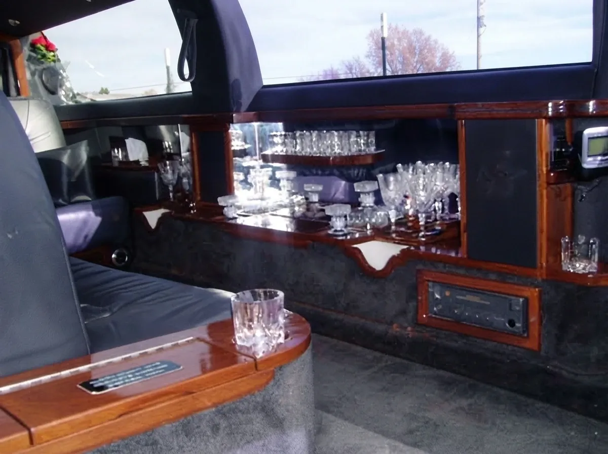 Stretch Lincoln Town Car, black – for rent