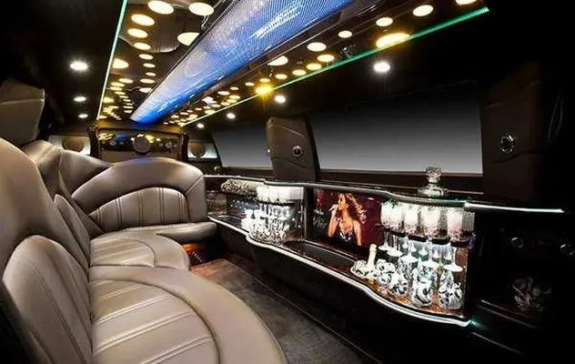 White Lincoln MKT Limousine (2)