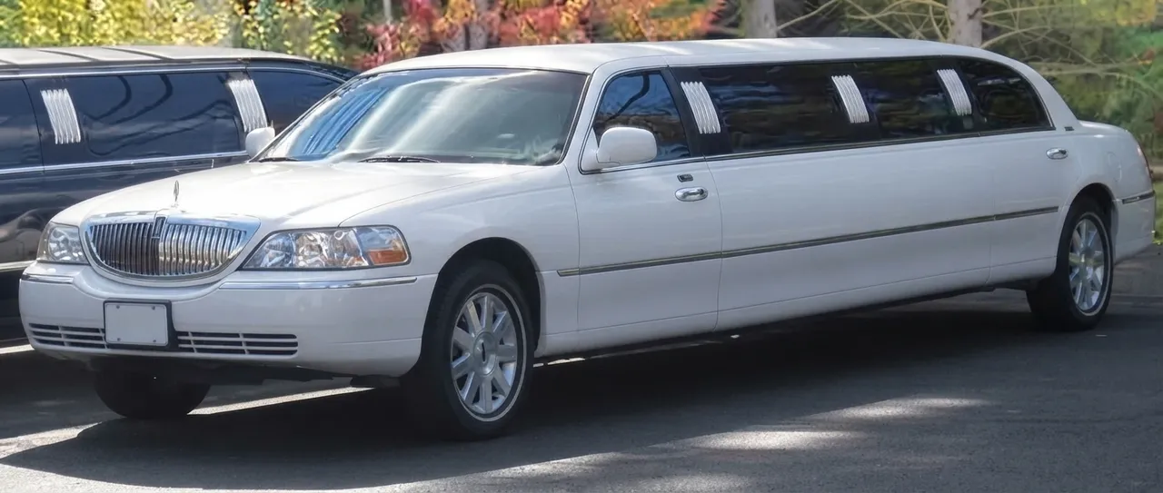 White Lincoln Town Car Limousine White Lincoln Town Car Limousine – for rent